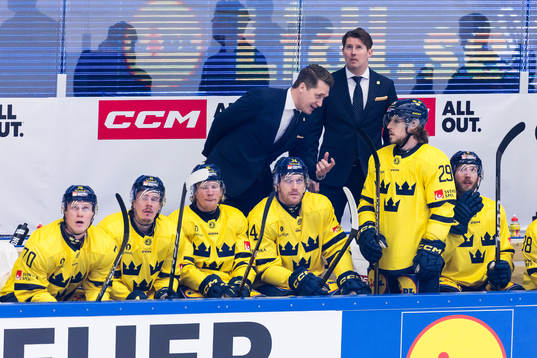 Head coach Sam Hallam and Mario Kempe of Sweden