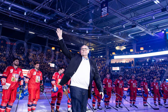 Roland Lundqvist is honoured by the Swedish hockey