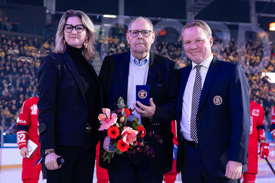 Roland Lundqvist is honord by Anna Arvsell and Anders