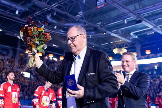 Roland Lundqvist is honord by Anders Larsson from the