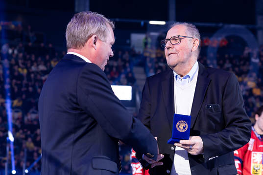 Roland Lundqvist is honord by Anders Larsson from the