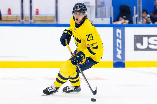 Mario Kempe of Sweden