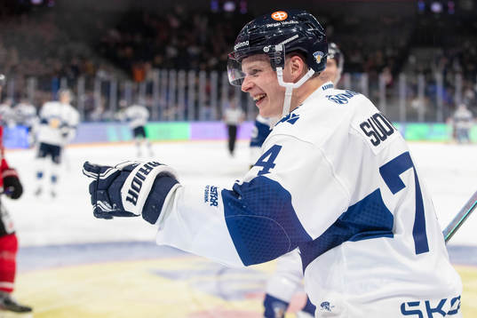 Antti Suomela #74, FIN score 3-0