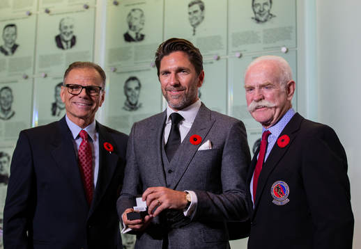 Henrik Lundqvist is presented with his ring by Mike Gartner