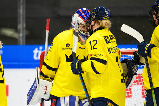 Goaltender Ebba Svensson Träff and Maja Nylén-Persson of