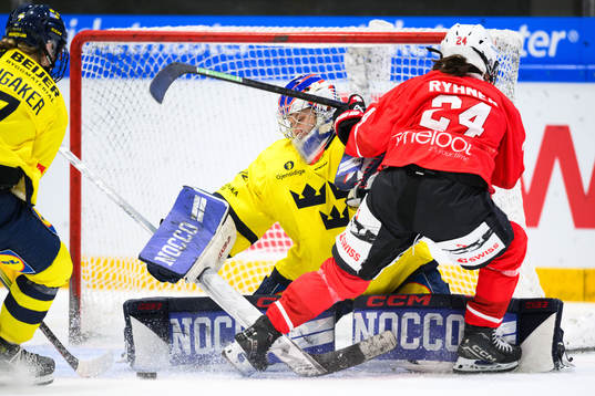 Goaltender Ebba Svensson Träff of Sweden and Noemi Ryhner