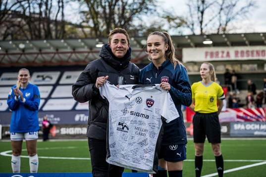 FC Rosengårds Fiona Brown tackas av sportchef Therese