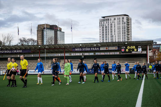 Kalmars och FC Rosengårds spelare gör entré