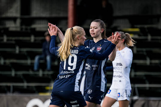 FC Rosengårds Sofie Bruun Bredgaard och Bea Sprung jublar