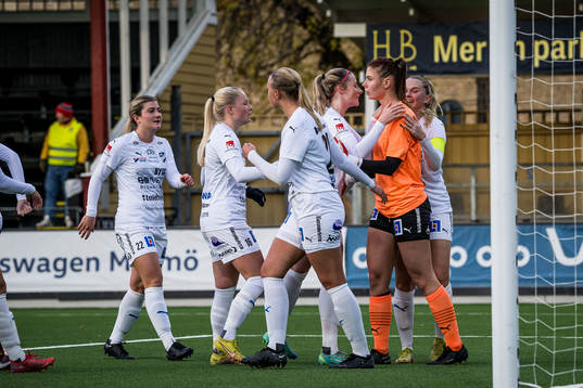 Kalmars målvakt Fanny Jungward jublar