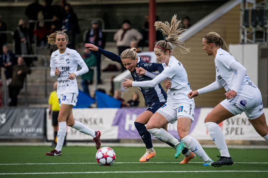 FC Rosengårds Emilia Larsson och Kalmars Sofia Olsson