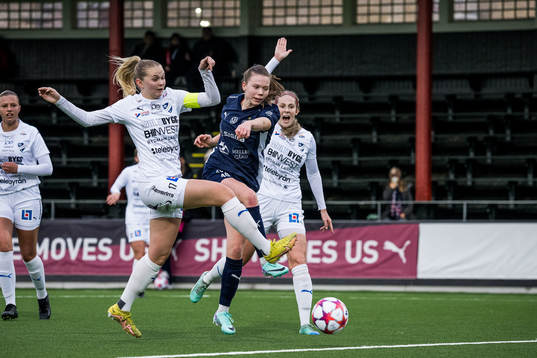 Kalmars Amanda Persson och FC Rosengårds Bea Sprung