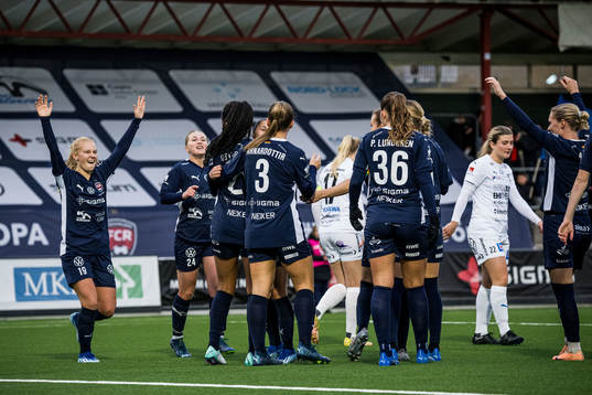 FC Rosengårds Isabella Obaze jublar