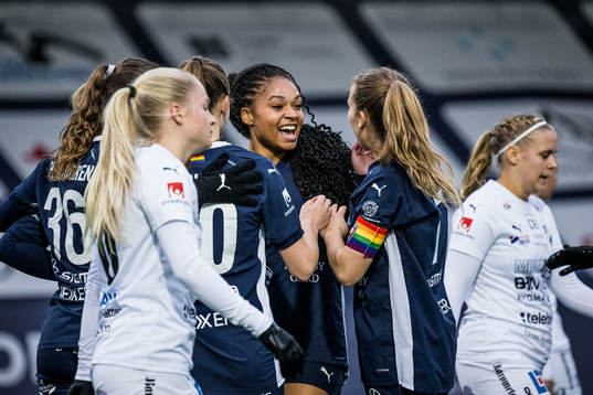 FC Rosengårds Isabella Obaze jublar
