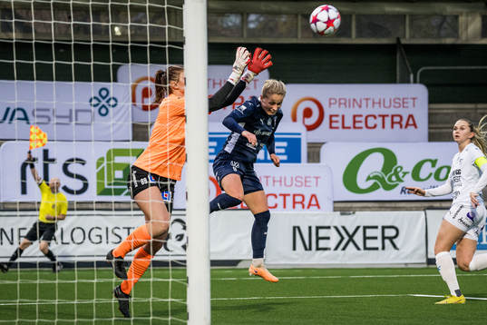 FC Rosengårds Emilia Larsson och Kalmars målvakt Fanny