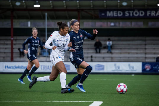 Kalmars Ronya Halleen och FC Rosengårds Olivia Schough