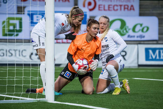 Kalmars Sofia Olsson, målvakt Fanny Jungward och Wilma