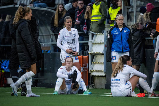 Kalmars Sofia Olsson och Moa Petersson deppar