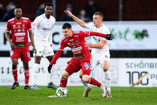 Skövde AIKs Isak Bjerkebo och Helsingborgs Dennis Olsson