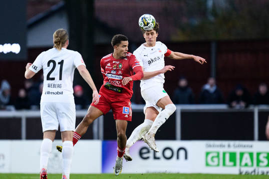 Skövde AIKs Darrell Kamdem Tibell och Helsingborgs Thomas