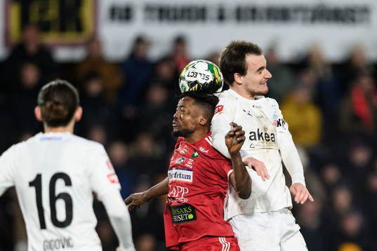Skövde AIKs Azeez Temitope Yusuf och Helsingborgs Adam