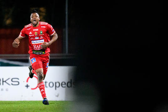 Skövde AIKs Azeez Temitope Yusuf jublar