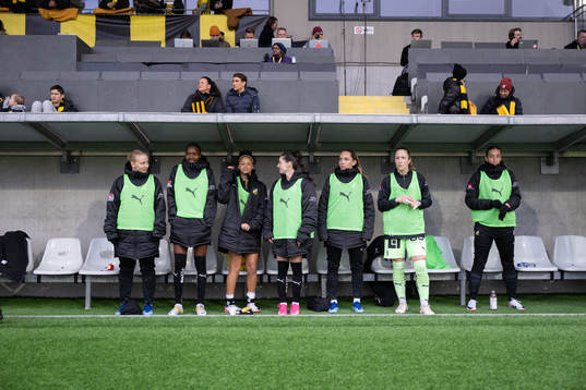 Häckens spelare infö r fotbollsmatchen i Damallsvenskan
