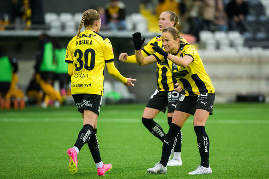 Häckens Aivi Luik och Katariina Kosola jublar