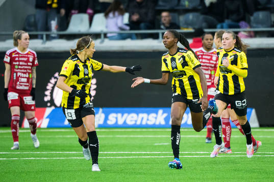 Häckens Aisha Masaka och Aivi Luik jublar