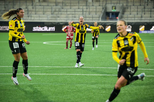 Häckens Rusul Rosa Kafaji och Filippa Curmark jublar