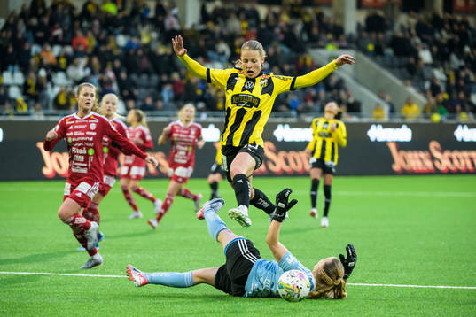 Häckens Anna Anvegård och Piteås målvakt Samantha