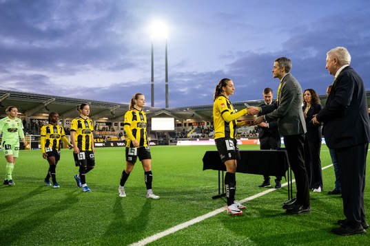 Häckens Rusul Rosa Kafaji får sin silvermedalj