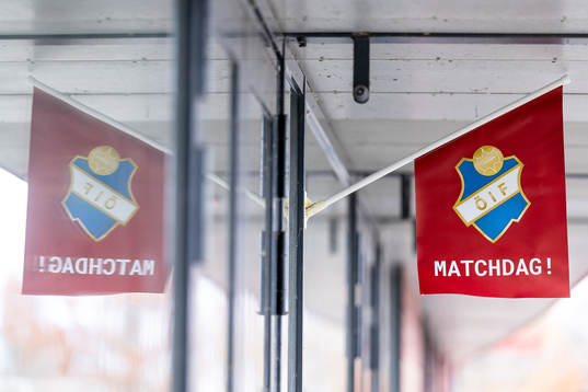 Flagga för matchdag med Östers klubbmärke före