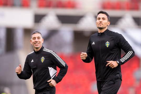 Domare Adi Aganovic och assisterande domare Josef Alacam