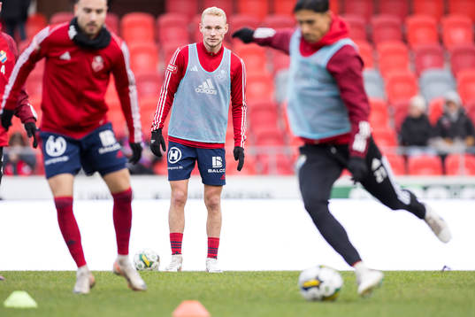Östers Adam Bergmark Wiberg värmer upp