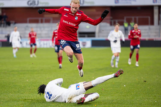 Östers Adam Bergmark Wiberg och GIF Sundsvalls Kojo Peprah