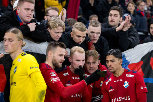 Österspelare och supportrar följer resultat på en annan