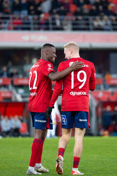 Östers Manasse Kusu och Adam Bergmark Wiberg jublar