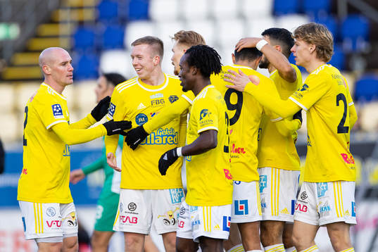 Falkenbergs Lucas Sibelius jublar med laget