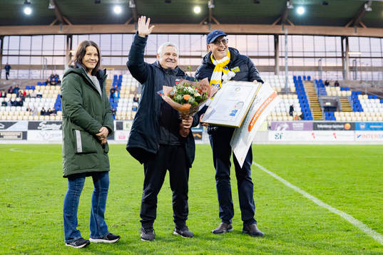 Dragan Maya Savic får ta emot Stellan Bengtssons