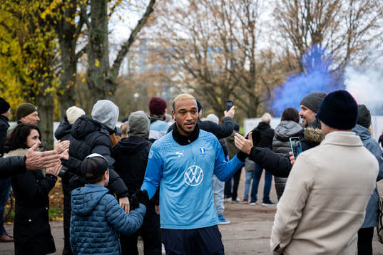 Derek Cornelius tas emot av supportrar