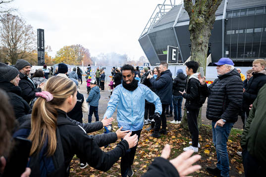 Haha Ali tas emot av supportrar
