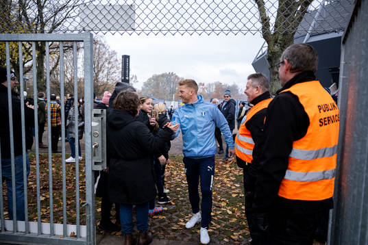 Anders Christiansen tas emot av supportrar