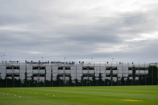 Supportrar med en banderoll med texten Hela staden står