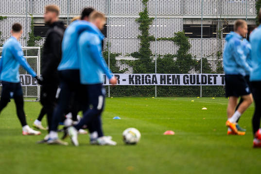 En banderoll med texten Kriga hem Guldet