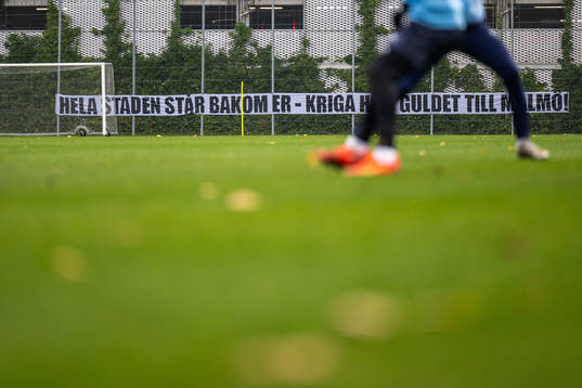 En banderoll med texten Hela staden står bakom er - Kriga