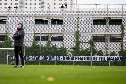 En banderoll med texten Hela staden står bakom er - Kriga