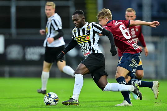 Landskronas Kofi Asare och Örgrytes Kevin Holmén
