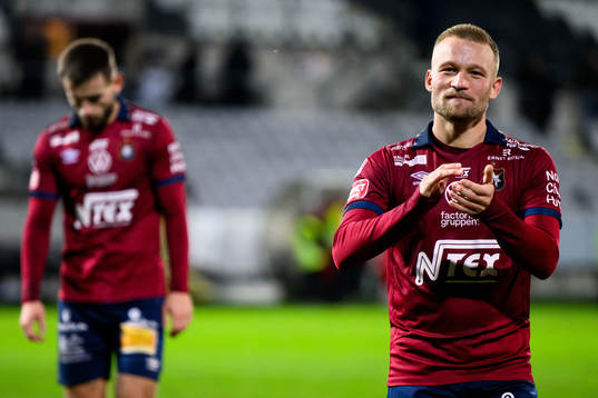 Örgrytes Nicklas Bärkroth jublar efterer fotbollsmatchen