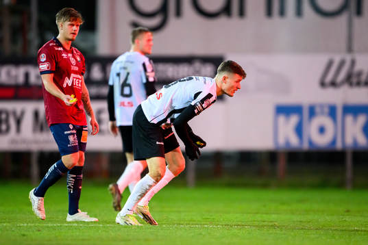 Örgrytes Kevin Holmén och Landskronas Robin Dzabic samlar